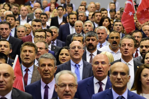 Salon 'iktidar' ve 'İnce başkan' sloganları ile inliyor 33