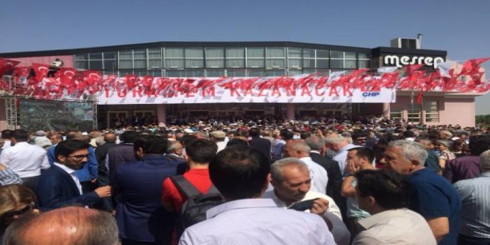 Salon 'iktidar' ve 'İnce başkan' sloganları ile inliyor