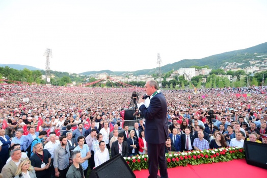 Muharrem İnce'nin Bursa mitinginden renkli kareler 4