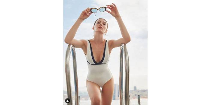 Burcu Özberk'in göğüs dekolteli fotoğrafı adeta büyüledi!