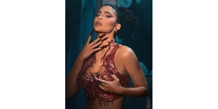 Kylie Jenner pozlarıyla sınırları zorladı!