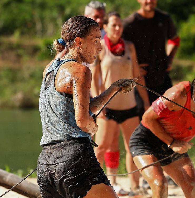 Survivor'da elenen Sude Burcu şortlu pozlarıyla gündeme geldi... Alevli emoji! 1