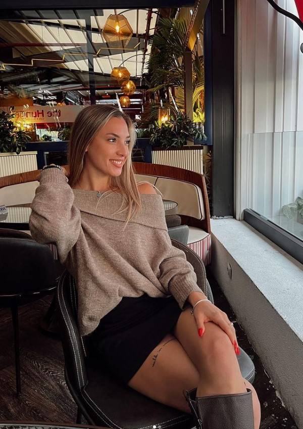 Survivor'da elenen Sude Burcu şortlu pozlarıyla gündeme geldi... Alevli emoji! 4