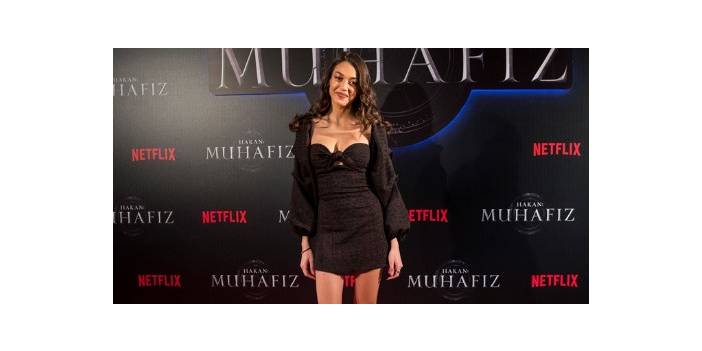 Dilan Çiçek Deniz'in transparan yırtmacı yürek hoplattı!