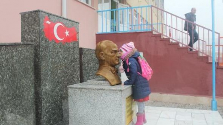 Minik kız her sabah Atatürk büstünü öpüp sınıfa giriyor