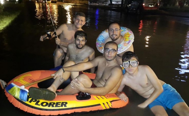 CHP'li gençler mayoları giyip bot yüzdürdü