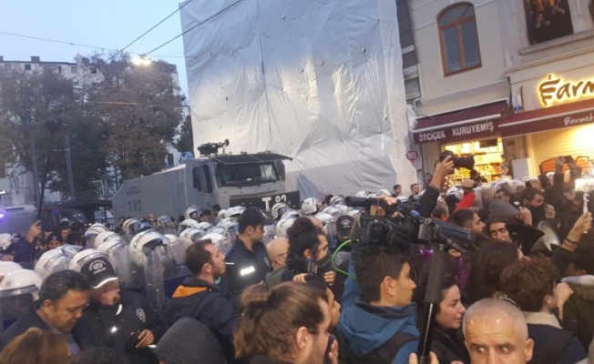 Polisten kadınlara sert müdahale!