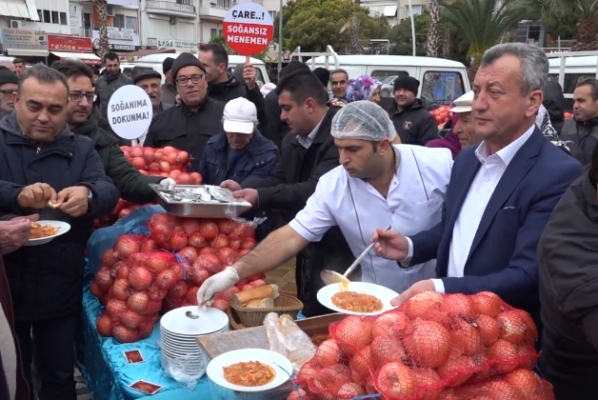 İzmir'de CHP'li belediyeler bedava soğan dağıttı!