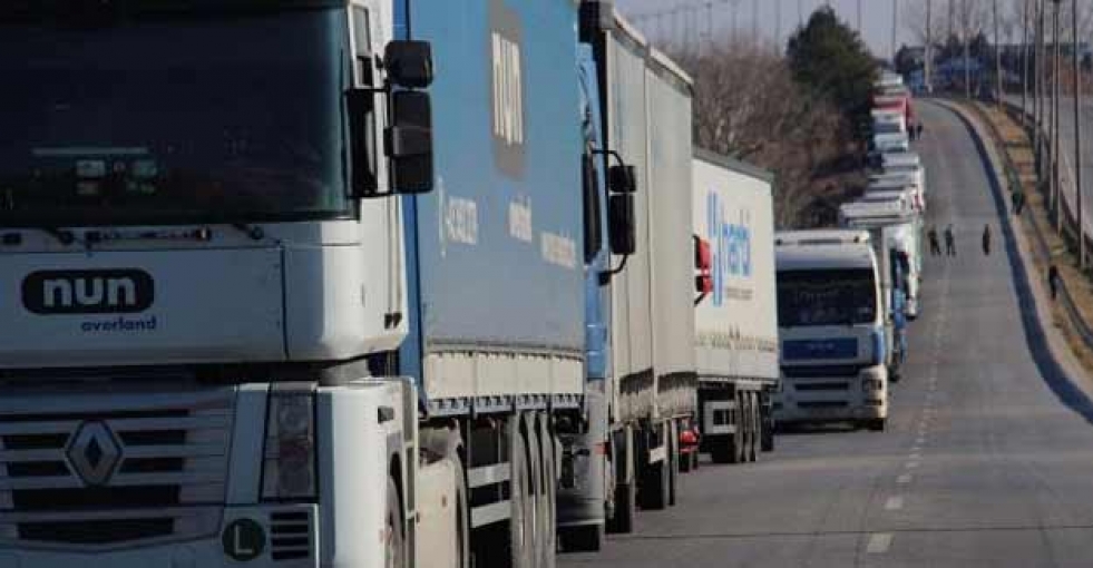 Kapıkule'de 14 kilometre TIR kuyruğu