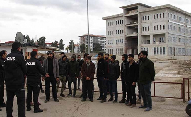 İzmir'de belediyeden paralarını alamayan işçiler iş bıraktı