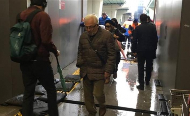 İstanbul'da Metrobüs yaya geçidini su bastı!