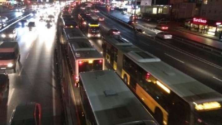 Metrobüs seferleri durdu
