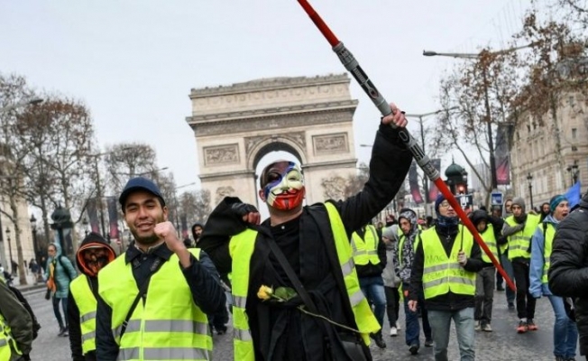 Paris'te 'Sarı Yelekliler'in gösterisinde çok sayıda gözaltı