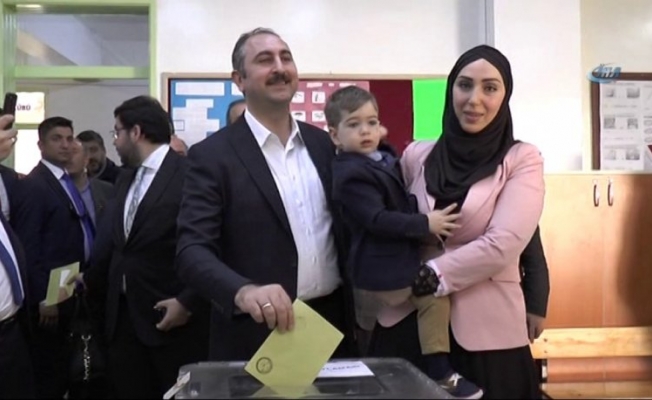 Bakan Gül'ün eşine kıyak memurluk