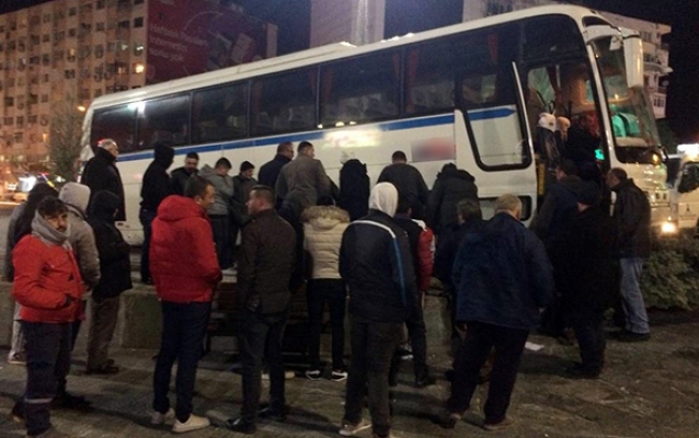 İzmir'de servis aracı yayaları ezdi