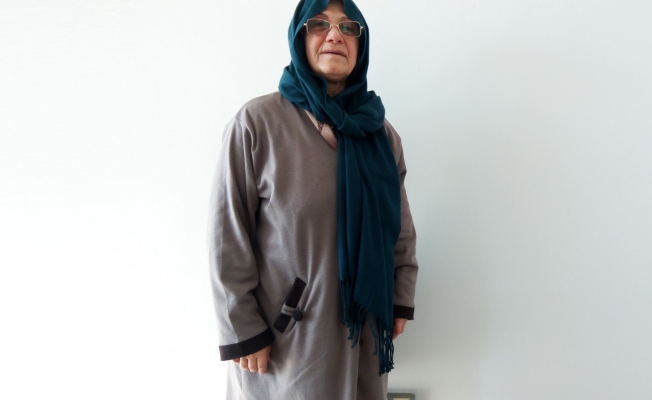 Evi yanan yaşlı kadın yardım bekliyor