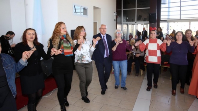 Karabağlar'da yeni yıl halayı