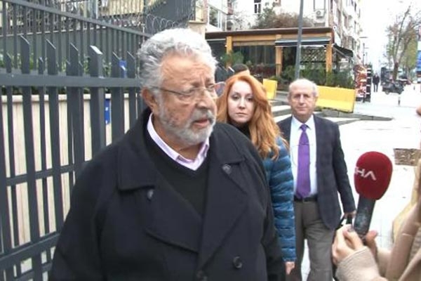 Usta sanatçı Metin Akpınar karakola gidip imza attı