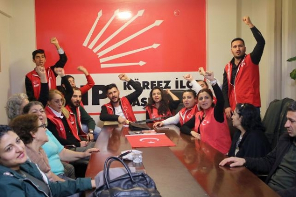 CHP'de partililerden oturma eylemi