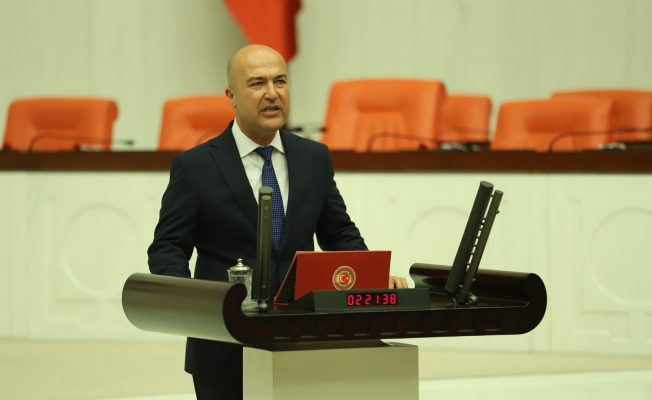 CHP'li Bakan sular altında kalan 'Tarihi' Meclis'e taşıdı
