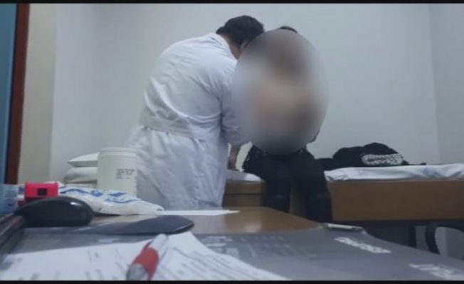 Hastalarının çıplak görüntülerini çeken doktor yakalandı