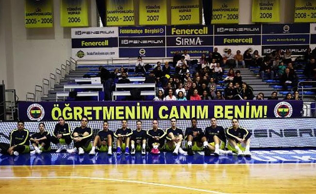 Ceren Damar Fenerbahçe tribünlerinde...