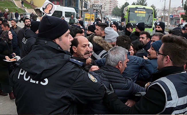 Cezaevine yürüyen milletvekilleri tartaklandı