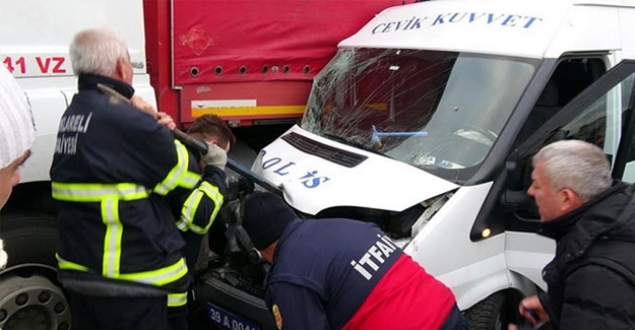 Çevik Kuvvet minibüsü TIR'a çarptı: 11 polis yaralı