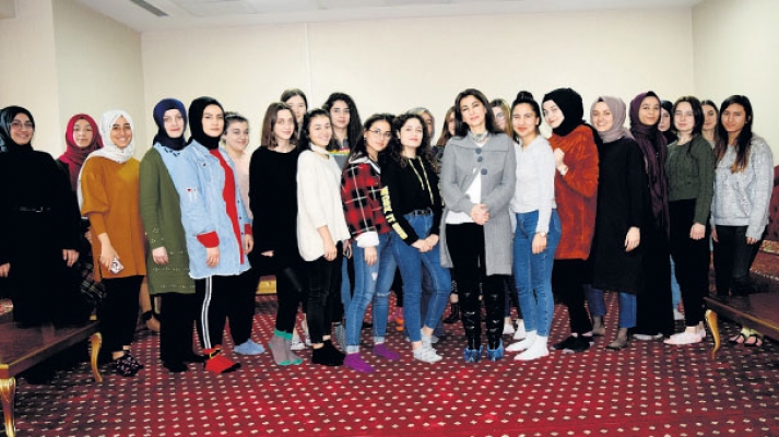AKP'li belediyeden genç kadınlara 'hanımefendilik' eğitimi