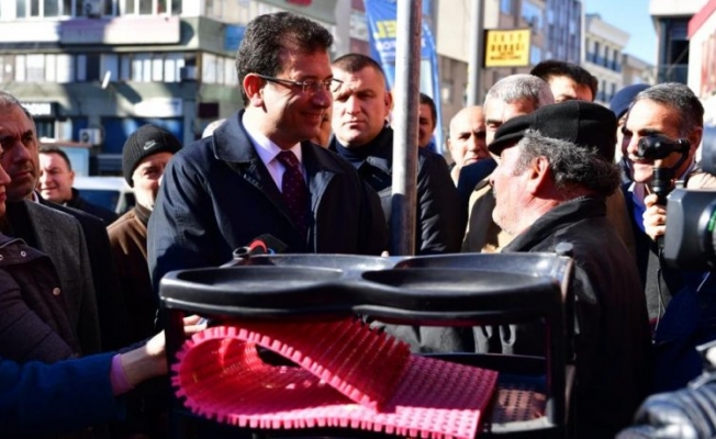 İmamoğlu hurdacılık yapan vatandaşla İngilizce konuştu