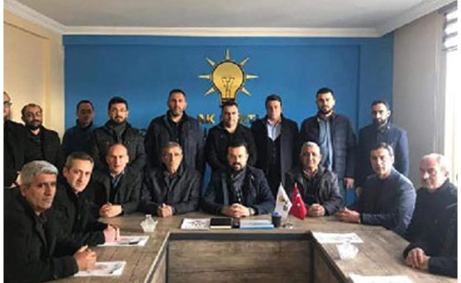 AKP'de ilçe yönetimi istifa etti