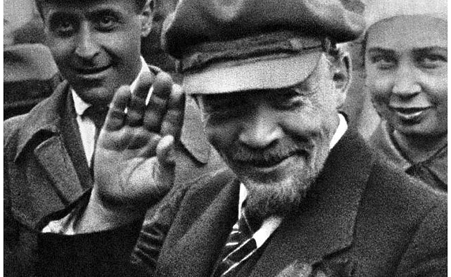 Tüm Rusya bu tartışmaya kilitlendi: Lenin'i gömelim mi?