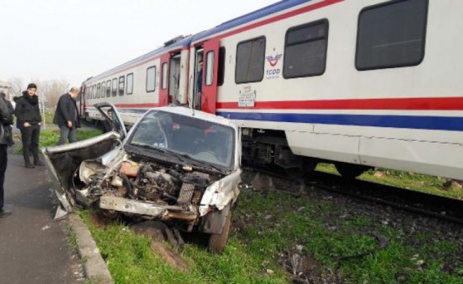 Diyarbakır'da yolcu treni araca çarptı!