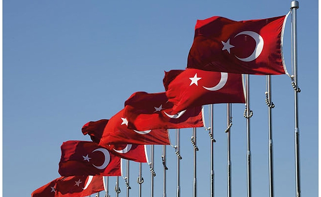 Türk bayrağı masa örtüsü oldu: Üzerinde kek yiyip çay içtiler...