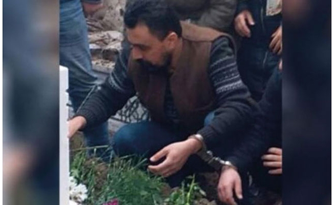 Selçuk Kozağaçlı, babasını son yolculuğuna kelepçeyle uğurladı