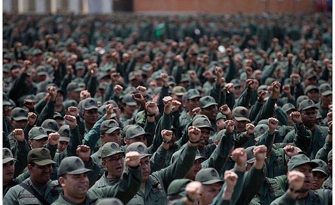 Venezuela'da tarihe geçecek yürüyüş: Ordu sokakta!
