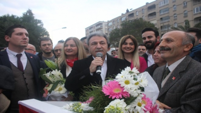 CHP Bornova'da İduğ’a miting gibi karşılama