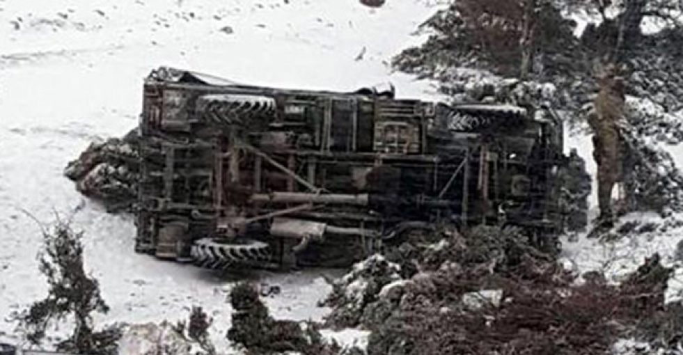 Askeri araç uçuruma yuvarlandı