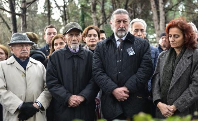 Duayen gazeteci Abdi İpekçi mezarı başında anıldı
