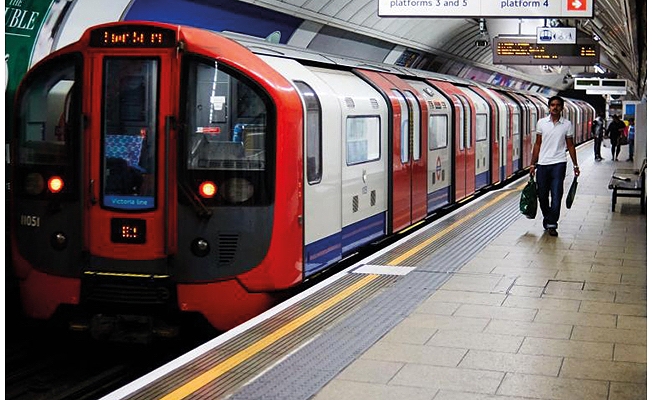 Porno filmleri oyuncusu, içinde yolcu olan metroda grup seks yaptı