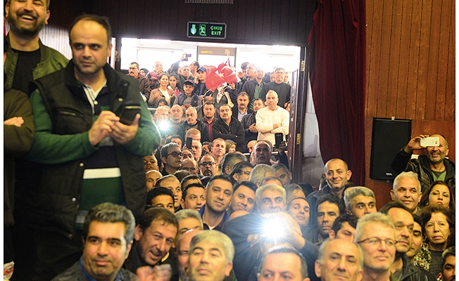 Emeklilikte yaşa takılanlar, Adana'da da salonlara sığmadı!