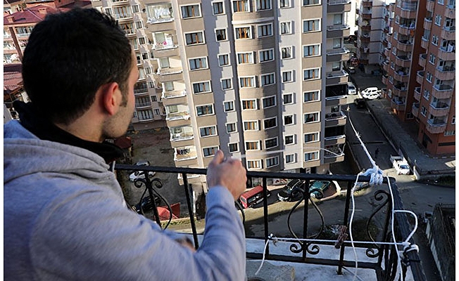 Markete gitmeye üşenince evinin balkonuna teleferik kurdu