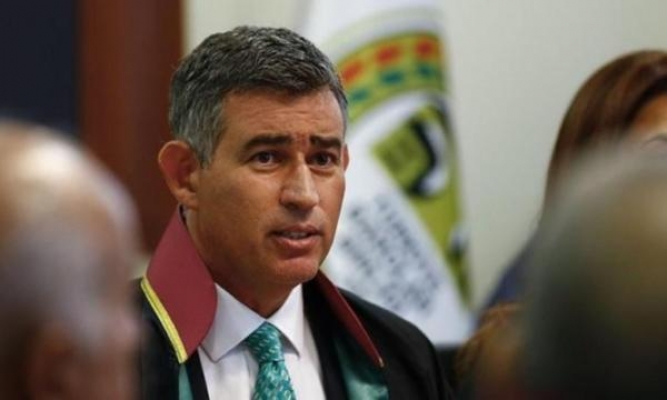 Avukatlardan Feyzioğlu'na: Cübbeni çıkar, siyaset yap!