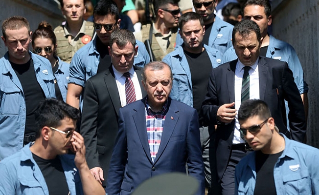Erdoğan'ın korumaları, CHP Grup Başkanvekilinin aracının önünü kesti