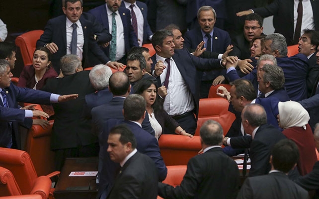 Futbolun tartışılan uygulaması 'VAR' artık Meclis'te!