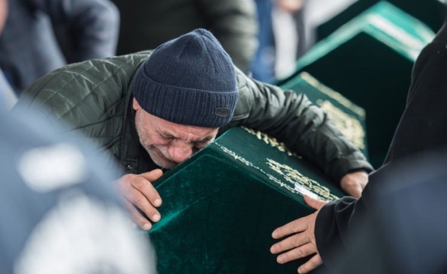 Çöken binada aynı aileden ölen 9 kişi son yolculuğuna uğurlanıyor