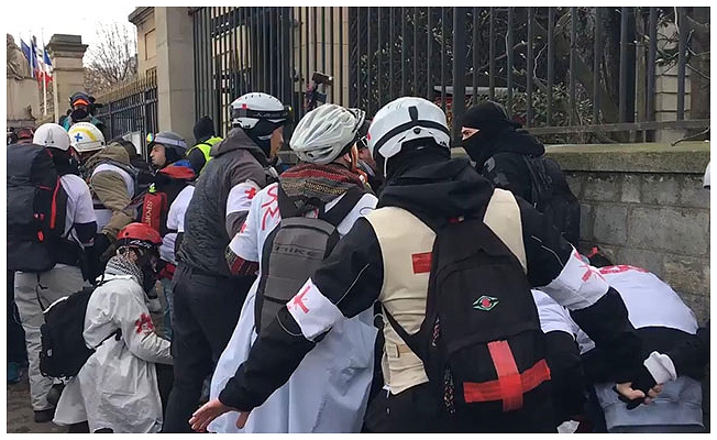 Paris'te polis eylemcinin elini kopardı