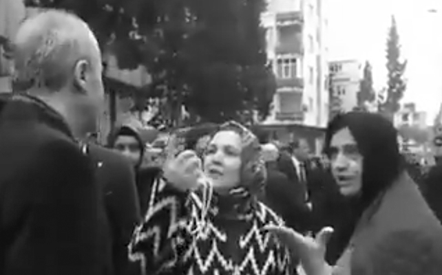 VİDEO | AKP’li başkan oy istemek için sokağa çıktı: Halk pişman etti!