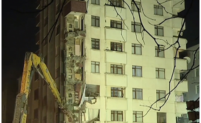 Kartal'da çöken binanın komşu apartmanı yıkılıyor