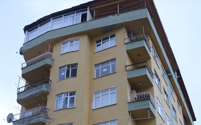 Bir çökme tehlikesi daha: 8 katlı bina boşaltıldı
